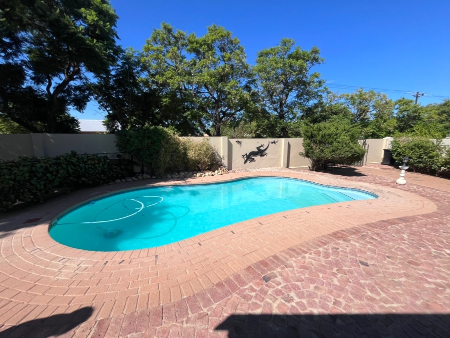 5 Bedroom Property for Sale in Rouxpark Western Cape